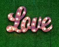 Светящееся слово "LOVE"